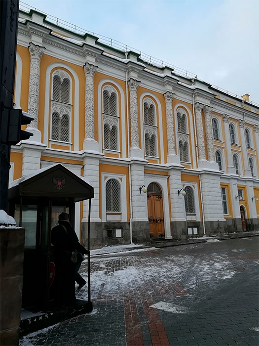 Белокаменное обрамление Парадного входа и наружный дверной блок до начала выполнения реставрационных работ