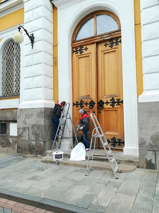 Завершение отделочных работ по белокаменному обрамлению Парадного входа
