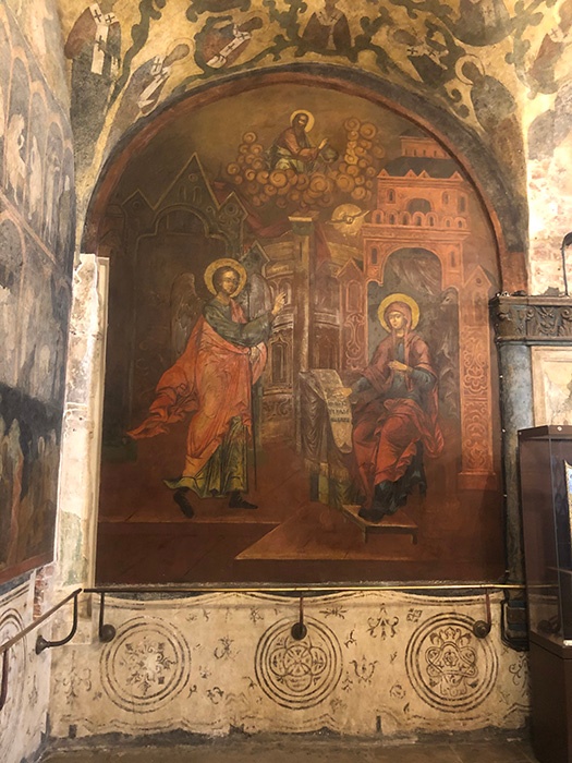 Юго-западный угол западной галереи. Белокаменная полуколонна, 1489 г.