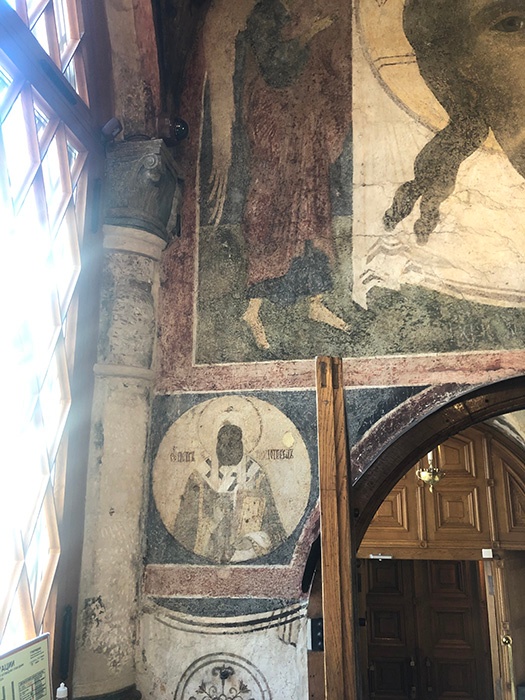 Северо-восточный угол северной галереи. Белокаменная полуколонна, 1489 г.