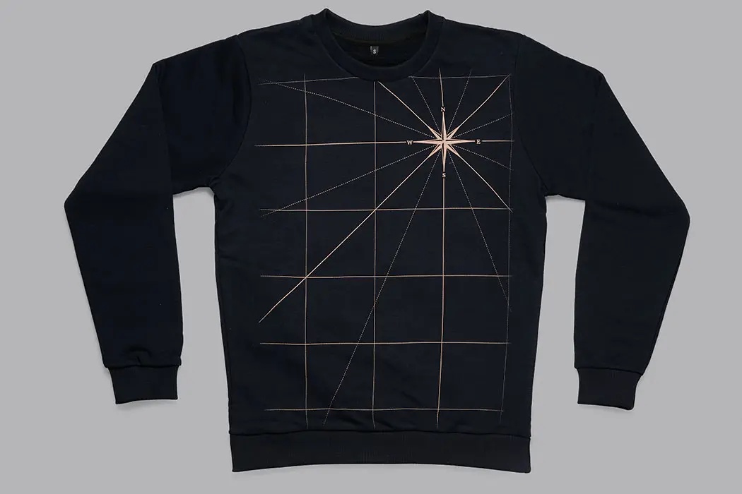 Толстовка из текстиля (свитшот) синего цвета.