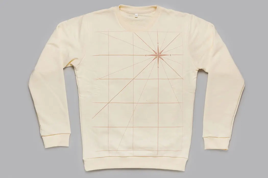 Толстовка из текстиля (свитшот) ванильного цвета.