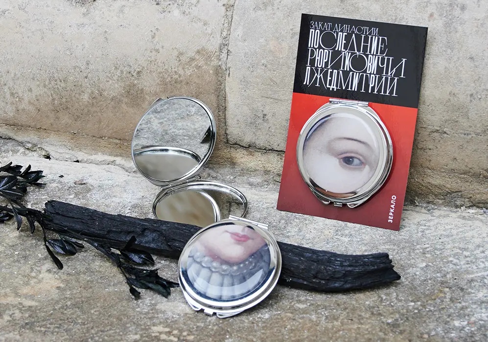 Зеркало на подложке с рисунком