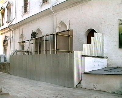 Фрагмент южного фасада Патриаршего дворца с ограждением у одностолпной палаты