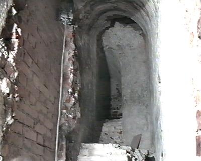 Раскрытие внутристенной лестницы в северной стене палаты