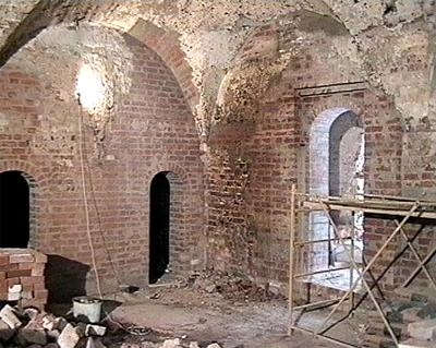 Северо-западный угол палаты с восстановленными дверными проемами во внутристенные камеры в западной стене и лестницу в северной стене