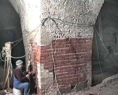 Докомпановка спецсоставом утраченной лицевой поверхности кирпичной кладки столба