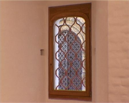 Новый оконный блок с решеткой в отреставрированном проеме