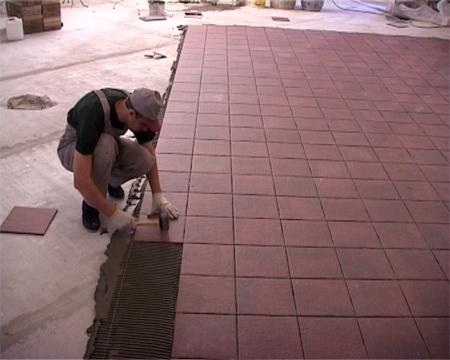 Укладка нового пола из современных износостойких керамических плиток
