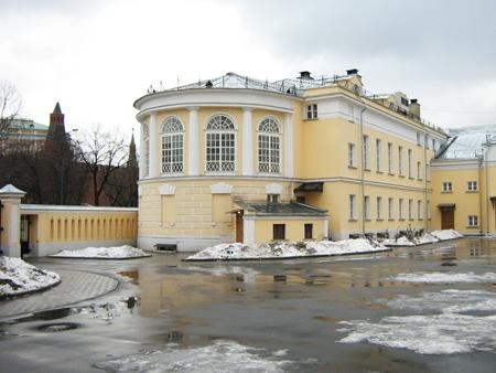 Вид на главный дом усадьбы со стороны двора