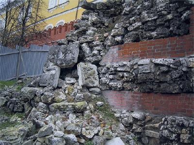 Разрушение кладки северного угла Грота из-за суффозии грунта откоса