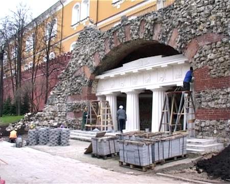 Подготовка к мощению гранитными плитами площадки перед Гротом