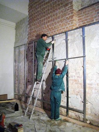 Устройство каркасной стенки из гипсокартонных плит на северной стене пристройки, которая является южной стеной собора