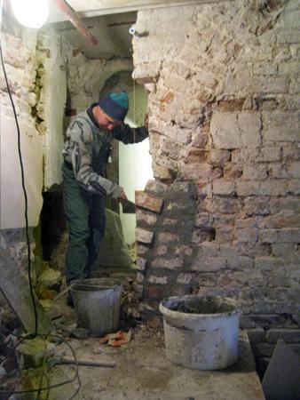 Выкладка откоса проёма с восстановлением кладки подпружной арки в восточной стене палатки