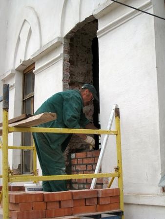 Закладка среднего пробитого позднее окна в южной стене пристройки