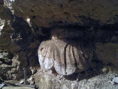 Фрагмент белокаменной детали декора собора в забутовке контрфорса