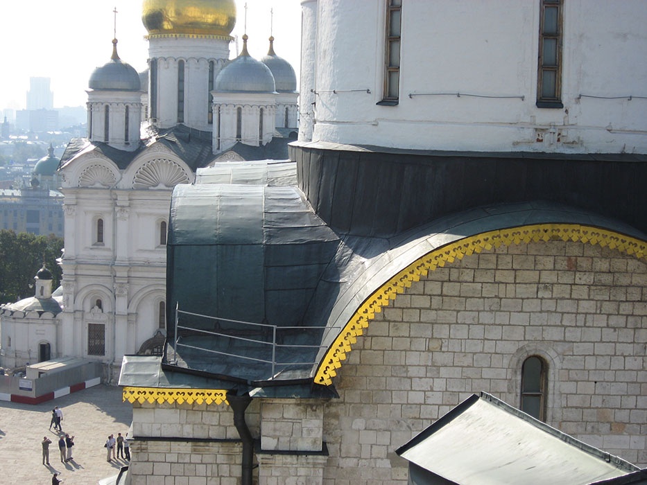 Успенский собор. Фрагмент медной кровли на закомарах