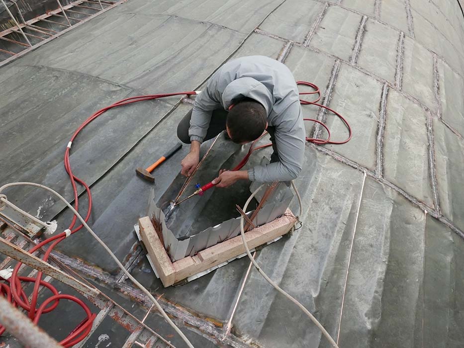 Работы по пропайке медной кровли собора
