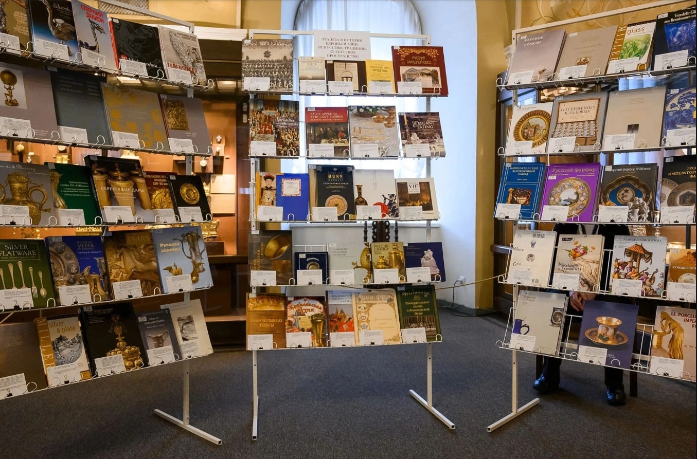 изысканная трапеза.webp