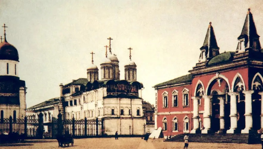 Вид на Патриаршие палаты с церковью Двенадцати апостолов и Чудов монастырь..webp