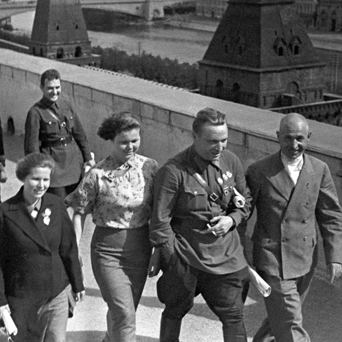 Валерий Чкалов и депутаты Верховного Совета СССР после заседания в Кремле. 1938 г.