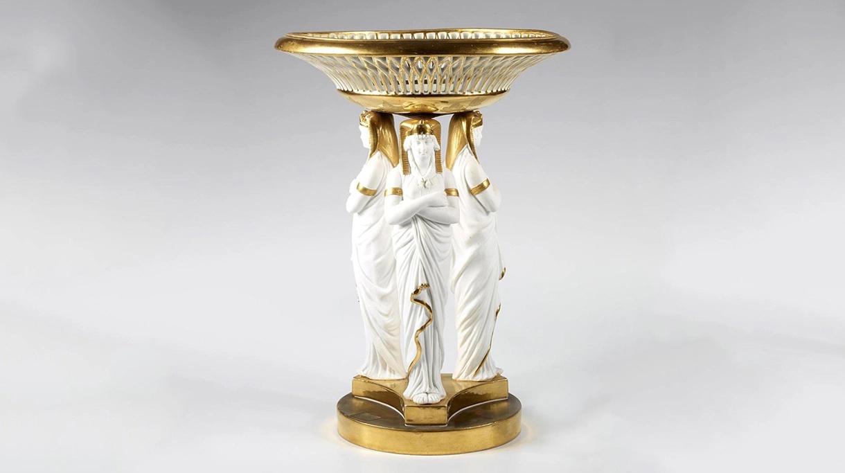 Ваза с основанием в виде трех фигур египтянок