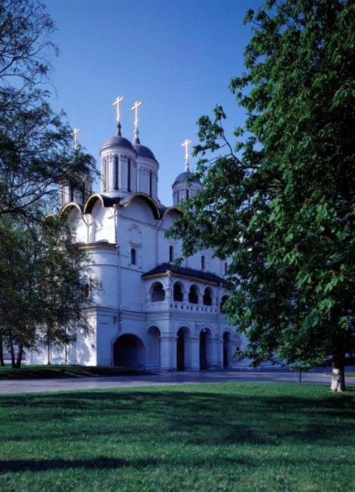 Патриаршие палаты с церковью Двенадцати апостолов.