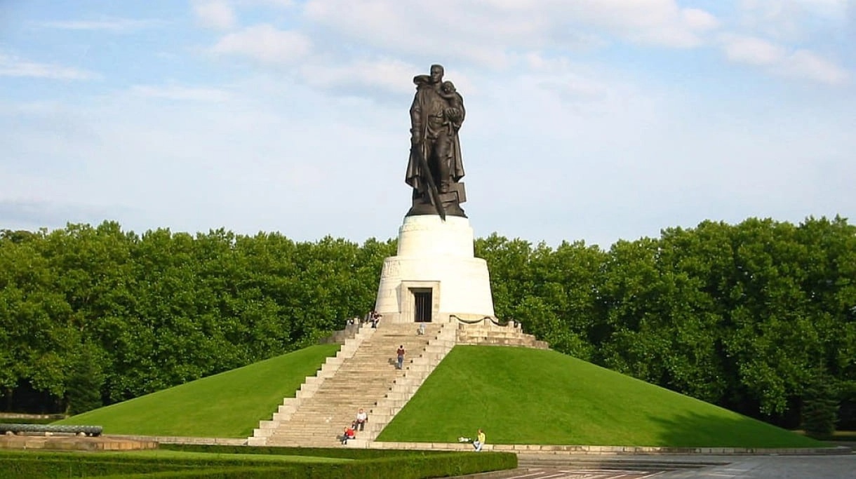 Александровский сад — мемориал двух Отечественных войн слайдер (3).webp