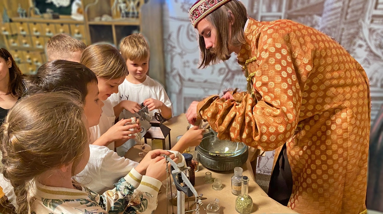 Готовим снадобье под руководством царского аптекаря.webp