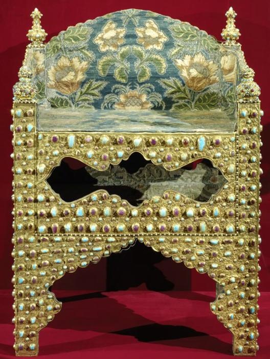Трон. Иран, конец XVI – начало XVII в. Бархат – Иран XVI в., Франция – XVIII в.