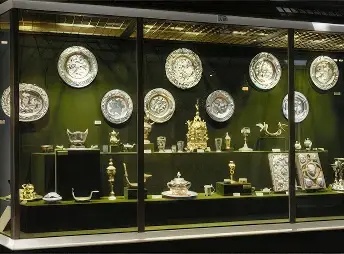 Витрина 16. Золотые и серебряные изделия 40-60 годов XVIII века. Москва и Петербург..webp