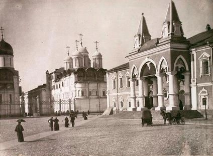 Ивановская площадь. Вид на главный корпус Чудова монастыря и собор Двенадцати апостолов. Фотография.webp