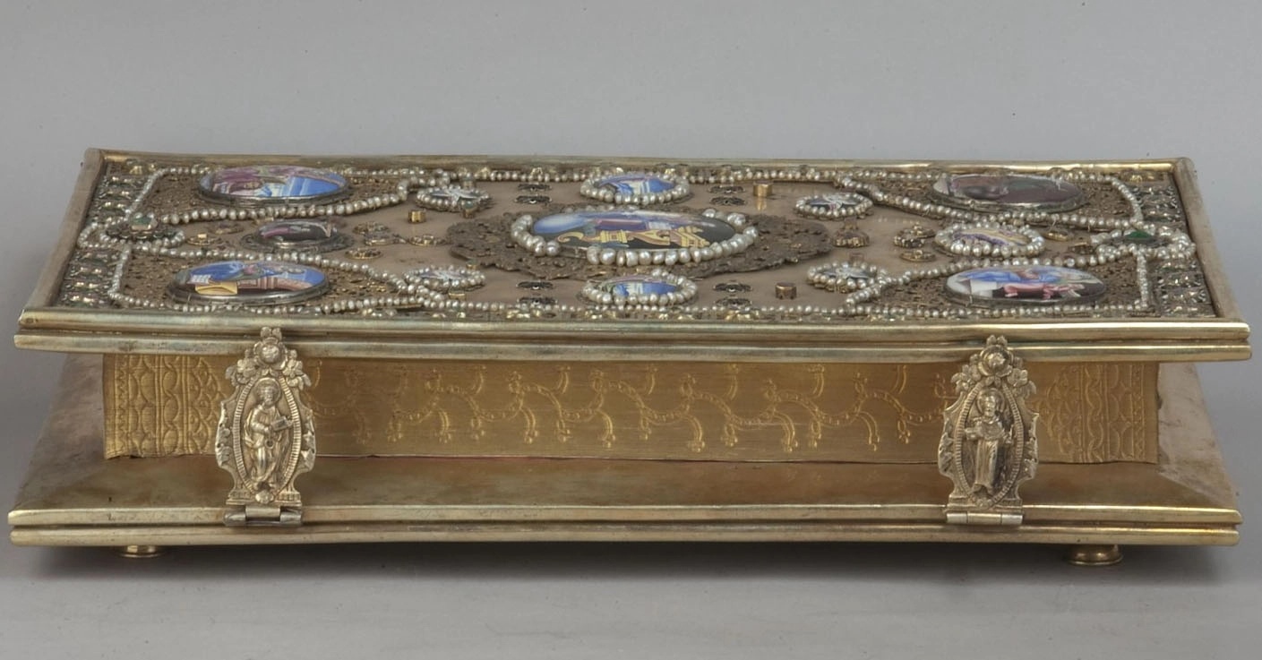 Евангелие в окладе