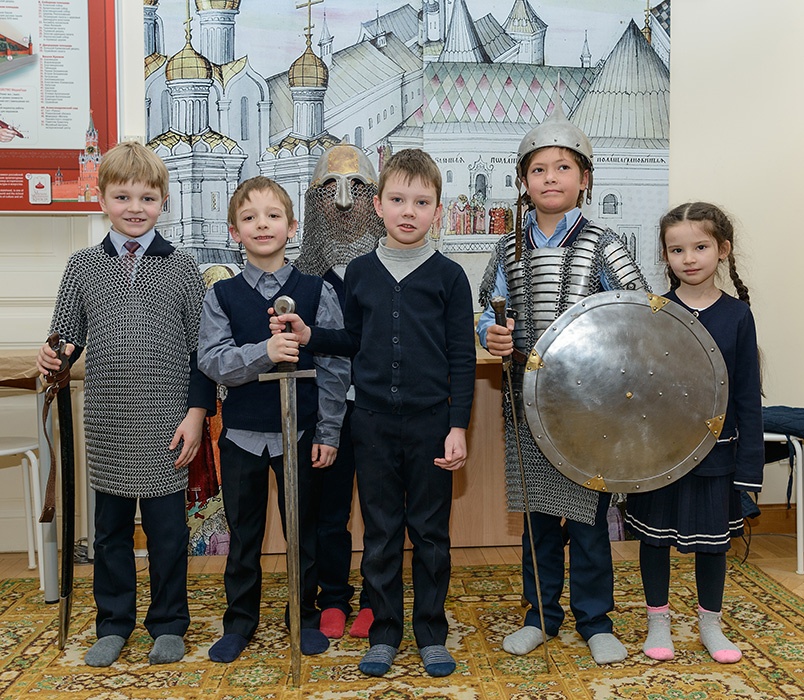 Возможность примерить реконструированный доспех (Фотография с программы)