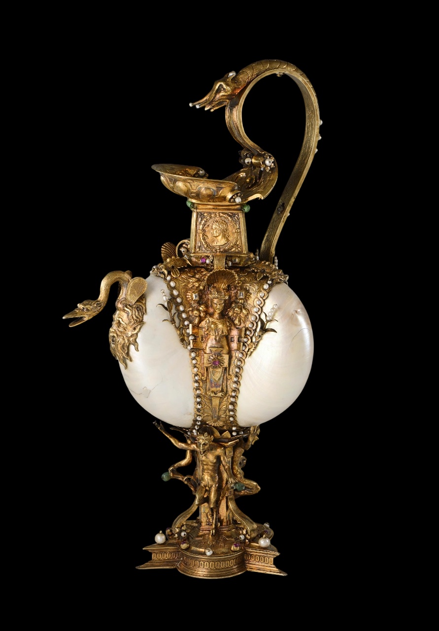 Рукомойный кувшин из раковин наутилуса.webp