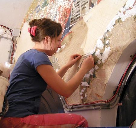 Укрепление сохранившихся участков живописи