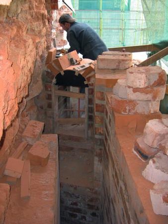 Восстановление древнего окна во внутристенной лестнице