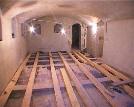 Палатка в уровне промежуточной площадки лестницы, укладка балок под полы