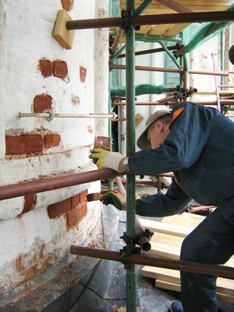 Реставрация отдельных кирпичей на барабанах глав