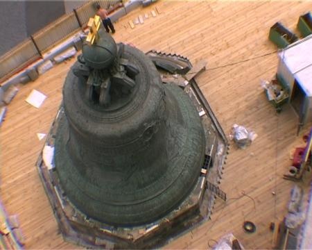 Общий вид Царь-колокола сверху в процессе производства работ