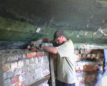 Вычинка кирпичной кладки внутри постамента