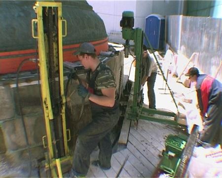 Устройство свай по наружному периметру постамента