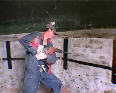 Сверление отверстий для инъекции кладки изнутри постамента