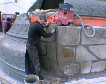 Зачеканка швов между песчаниковыми блоками