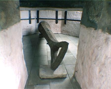 Новое мощение из песчаниковых плит с водоотводящим устройством внутри постамента