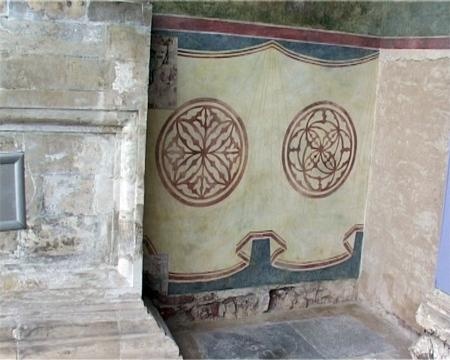 Заново воссозданная роспись "полотенца" в нижней части северной стены лоджии