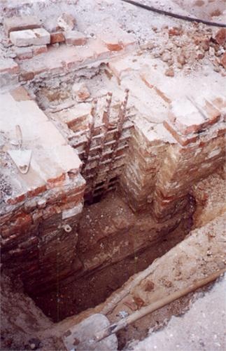 Шурф у южной стены палат