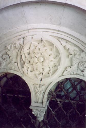 Белокаменная розетка оконного обрамления до реставрации