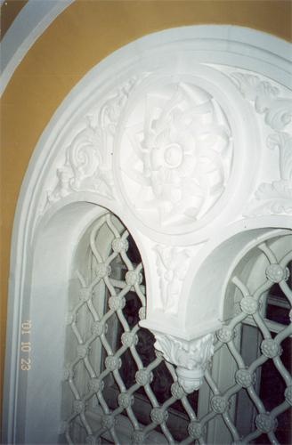 Белокаменная розетка оконного обрамления после реставрации