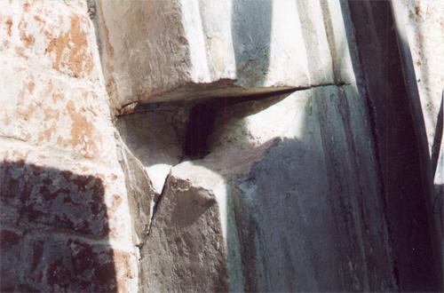 Фрагмент белокаменного архивольта галереи до реставрации